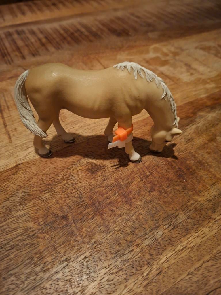 Schleich Akhal teke merrie grasende, Ophalen of Verzenden, Zo goed als nieuw, Paard, Beeldje of Figuurtje