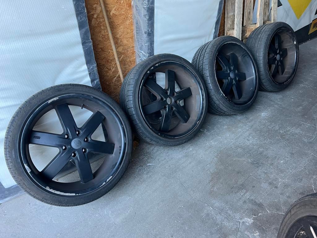 2x diverse sets velgen 16 en 22 inch zwart en stalen 6x139.7, Auto-onderdelen, Banden en Velgen, Zomerbanden, Overige maten, Ophalen