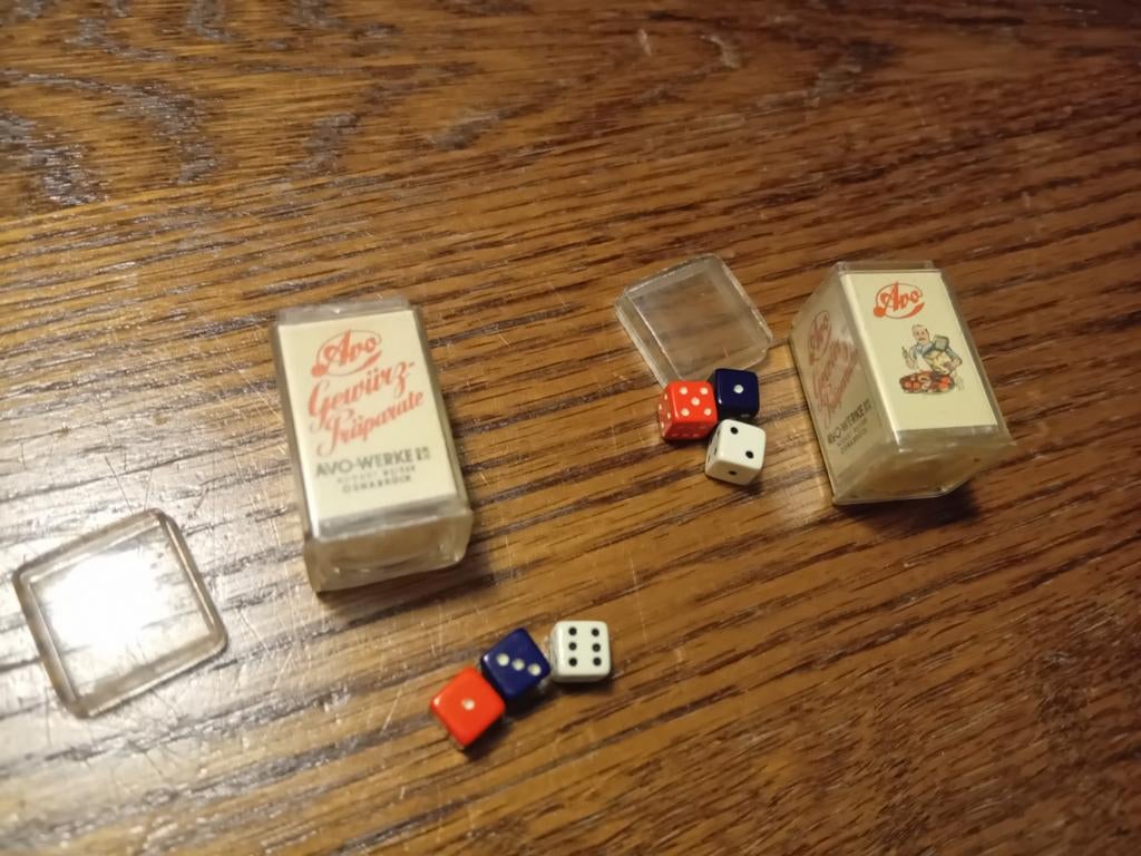 Dobbelsteentjes. Mini Avo doosjes met mini dobbelsteentjes, Ophalen of Verzenden