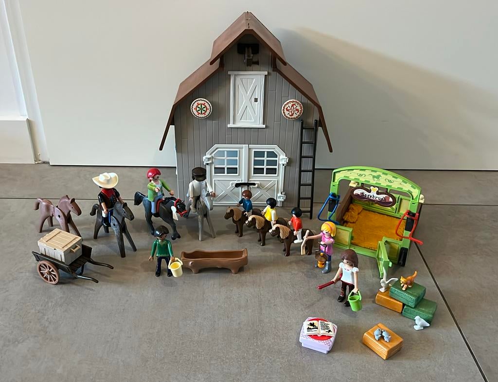 Paardenstal met extra paarden en poppetjes., Ophalen of Verzenden, Zo goed als nieuw, Complete set
