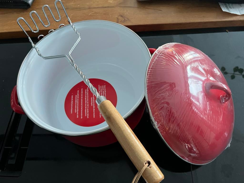 Grote emaille pan met aardappelstamper, Huis en Inrichting, Overige materialen, Zo goed als nieuw, Keramische plaat, Ophalen