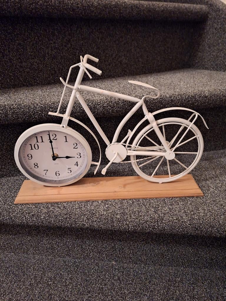 Klok fiets wit, Huis en Inrichting, Woonaccessoires | Klokken, Ophalen, Wandklok
