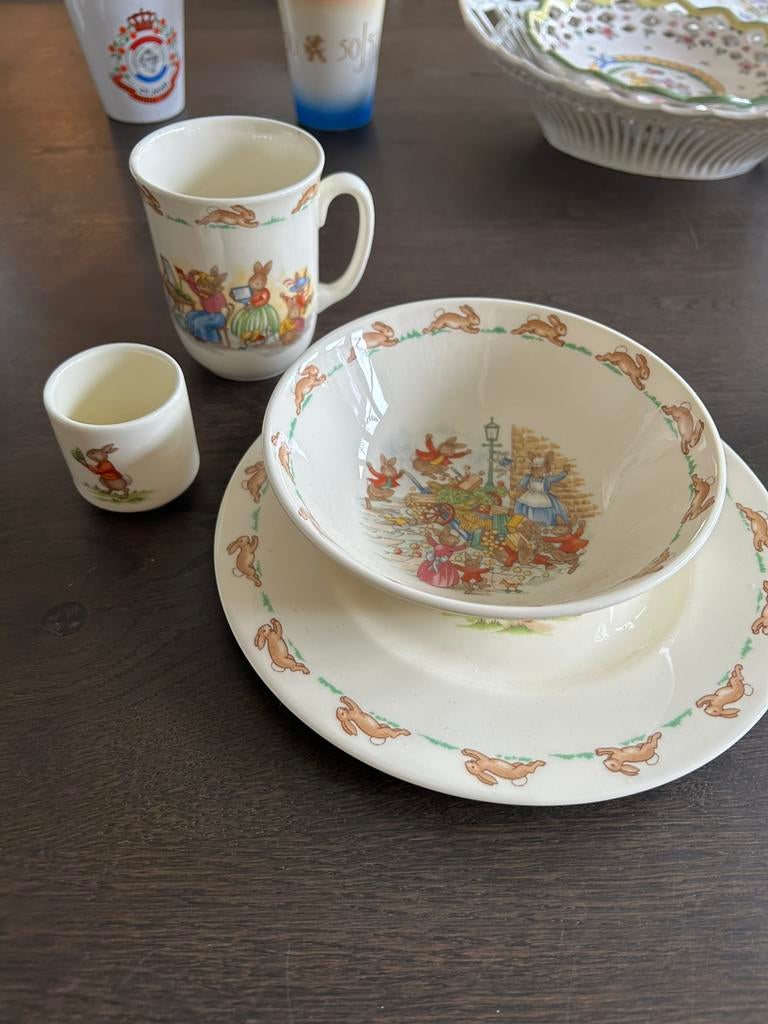 Royal Doulton Bunnykins setje 4-delig – Pasen, Antiek en Kunst, Antiek | Servies compleet, Ophalen of Verzenden