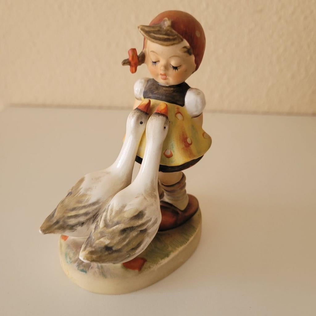 Hummel beeldje meisje met twee ganzen, Ophalen of Verzenden