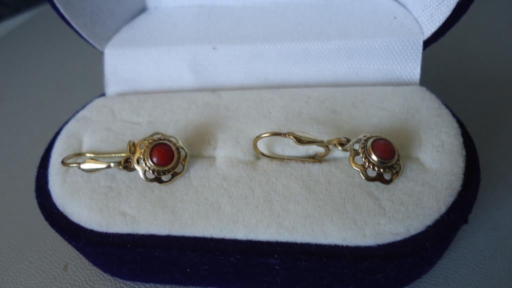 14 karaats gouden oorbellen met koraal steentje, Ophalen of Verzenden, Zo goed als nieuw, Met edelsteen, Knopjes of Stekers