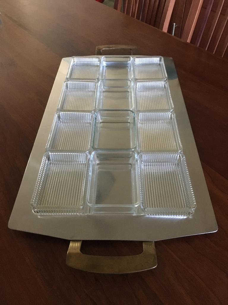 Zilveren serveerplateau, met glazen schaaltjes., Ophalen