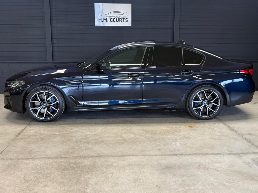 BMW 5 Serie 530e M Sport Sk Dak 360Cam Navi 19Inch Harman Ka, Automaat, 1998 cc, Gebruikt, Zwart