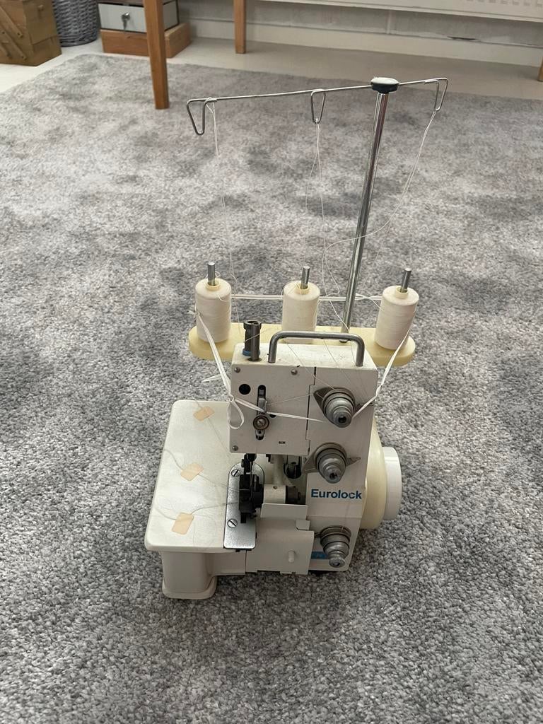 Lock machine met garen en naalden koffer/handychest, Ophalen, Zo goed als nieuw, Lockmachine, Overige merken