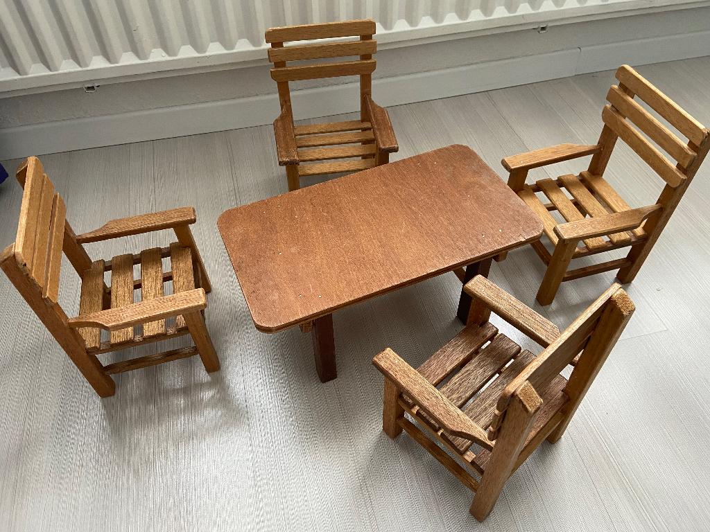 Handgemaakte houten tafel en 4 stoelen voor poppen, Ophalen of Verzenden, Zo goed als nieuw, Accessoires