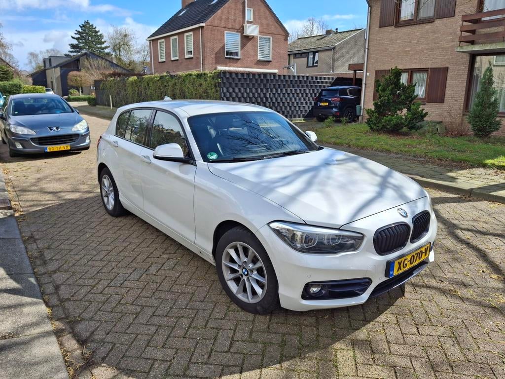BMW 1-Serie 116i 109pk 2019 Metallic Wit.  89.103 km.  Leder, Auto's, BMW, Particulier, 1-Serie, Airbags, Airconditioning, Alarm