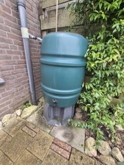 Kunststof regenton op zwarte voet., Tuin en Terras, Regentonnen, Ophalen, Kunststof, Gebruikt, Met kraantje