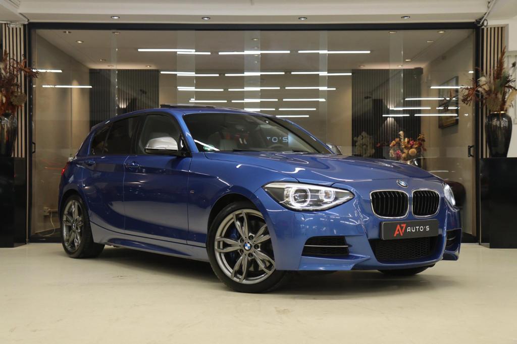 BMW 1-serie M135i xDrive High Executive M PANO/CARPLAY/LEER/, Gebruikt, Euro 6, Leder, Bedrijf