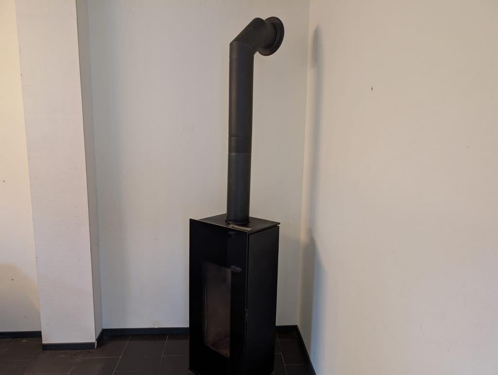 Design houtkachel amper gebruikt 8kw, Ophalen of Verzenden, Zo goed als nieuw, Vrijstaande haard, Houthaard