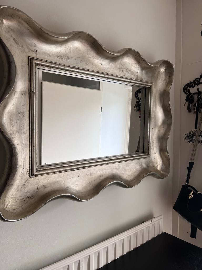 Zilverkleurige spiegel met golvende lijst 94/64, Huis en Inrichting, Woonaccessoires | Spiegels, Gebruikt, Ophalen of Verzenden