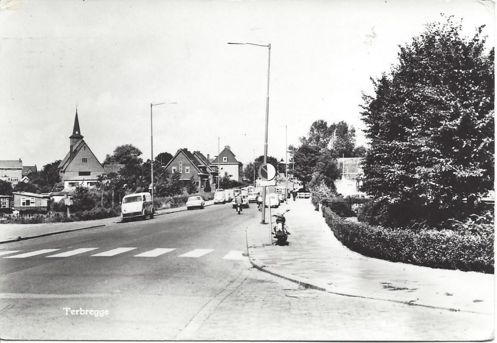 Terbregge (Z.H.) Straatgezicht, Volk, Auto's, Brommer, 1970, Ophalen of Verzenden, 1960 tot 1980, Gelopen, Zuid-Holland