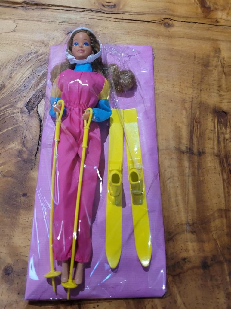 Vintage Barbie Skiër Pop met Accessoires, Ophalen of Verzenden, Zo goed als nieuw, Barbie