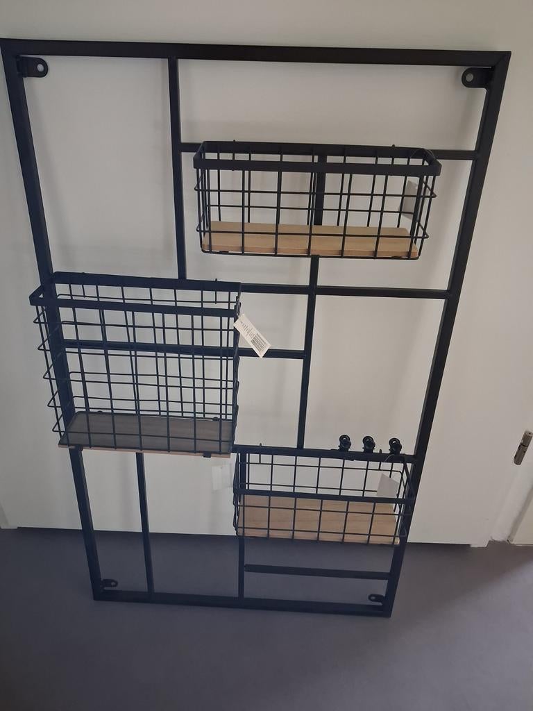Zwart metalen wandrek met mandjes, Huis en Inrichting, Ophalen