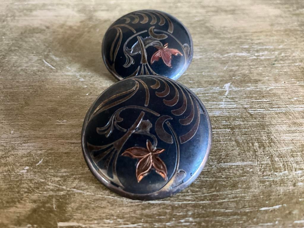 2 sierlijke antieke knopen zilver met goud ingelegd ca 1870., Ophalen of Verzenden