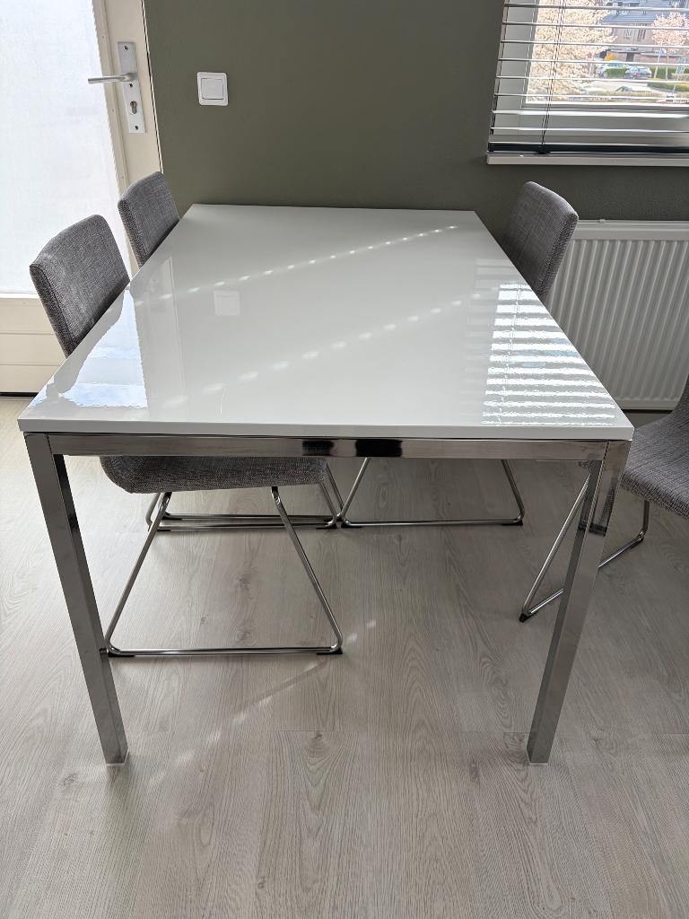 Hoogglans witte eettafel met vier eetkamerstoelen, Huis en Inrichting, Tafels | Eettafels, Ophalen, Gebruikt, 100 tot 150 cm, 50 tot 100 cm