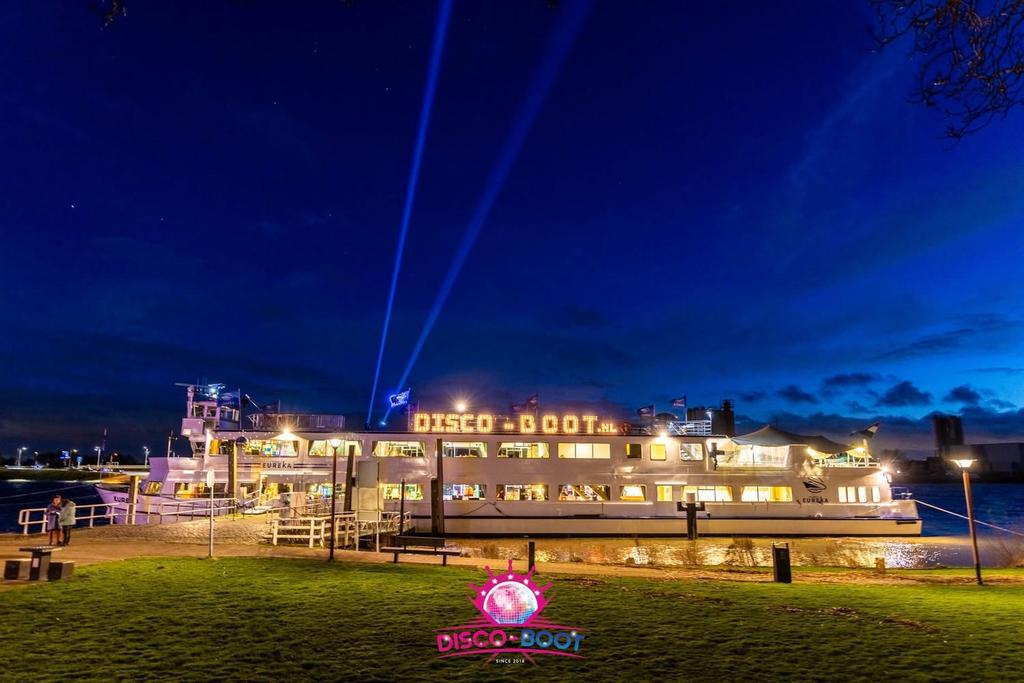 1 ticket voor de Disco Boot te Lith 18 april as, Eén persoon