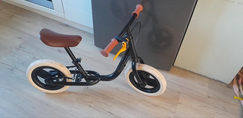 Loopfiets B'Twin, Kinderen en Baby's, Speelgoed | Buiten | Voertuigen en Loopfietsen, Ophalen, Zo goed als nieuw, Loopfiets