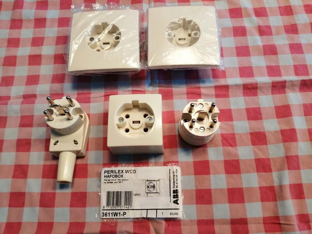 Een lot Perilex wcd's en Perilex stekkers 16Amp. Crème/Wit., Ophalen of Verzenden, Zo goed als nieuw, Stekker