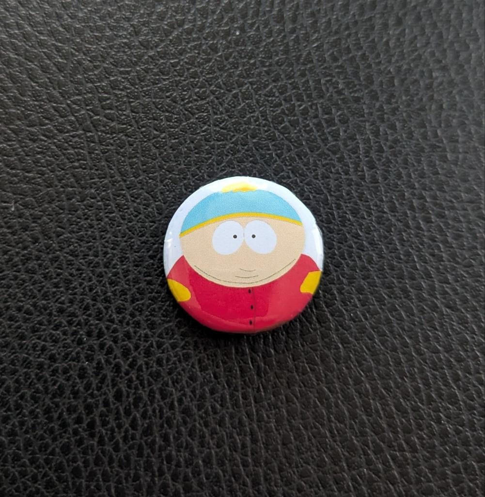Cartman – 25 mm button – rood, blauw, geel, Verzamelen, Stripfiguren, Ophalen of Verzenden