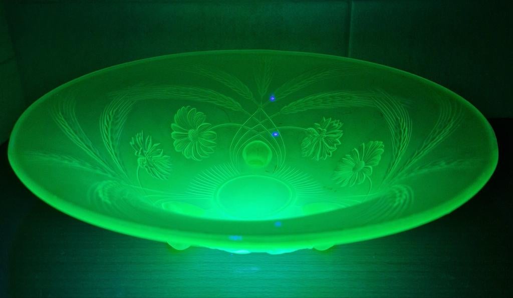 Uranium glazen semi-gesatineerde schaal Tsjechië 1960., Antiek en Kunst, Antiek | Glas en Kristal, Ophalen of Verzenden