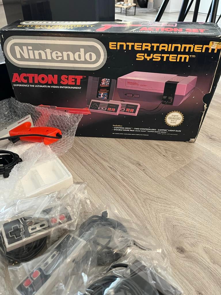 NES Action Set compleet + doos, games en accesoires, Spelcomputers en Games, Spelcomputers | Nintendo NES, Ophalen, Gebruikt, Met 2 controllers