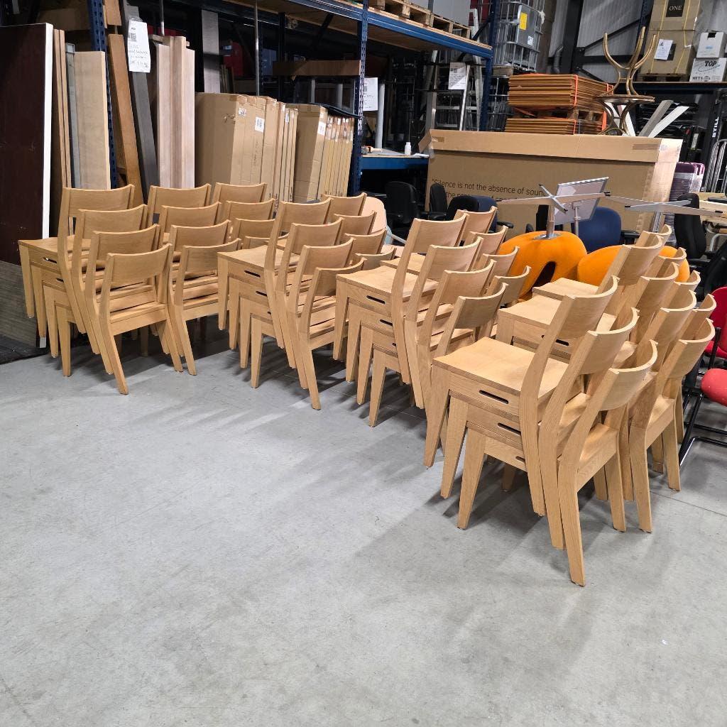 prachtige partij  74 stuks massief houten stapelstoelen, Huis en Inrichting, Ophalen, Zo goed als nieuw, Overige kleuren, Vijf, Zes of meer stoelen