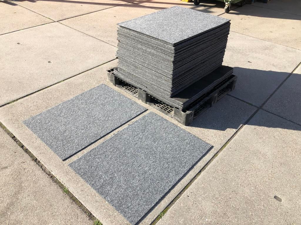 45 m2  licht grijze tapijttegels / vloerbekleding, Ophalen, Crème, Zo goed als nieuw, 25 tot 50 m²