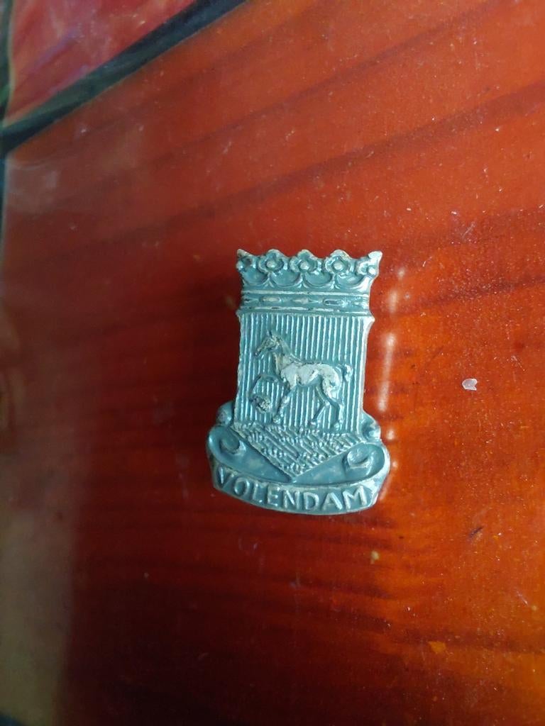 Fraaie oude broche of pin met het wapen van Volendam (Paard, Ophalen of Verzenden