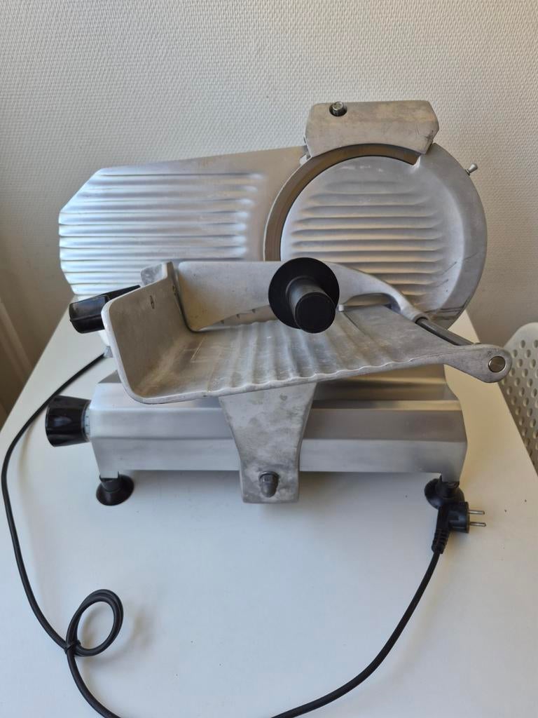 Professionele Vleeswarensnijmachine - Mach Emga, 4 liter of meer, Ophalen, Gebruikt, 1 snelheid