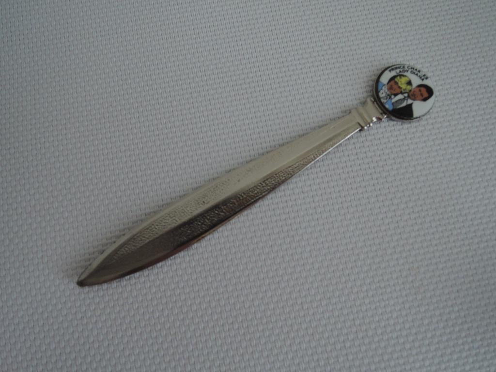 Briefopener met afbeelding van Charles en Diana, Verzamelen, Ophalen of Verzenden, Zo goed als nieuw, Buitenland, Overige typen