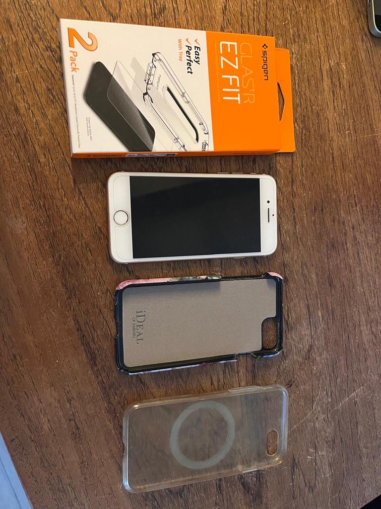 iPhone 8 64 GB met 2 hoesjes en nieuw beschermglas, Ophalen, Gebruikt, 64 GB, IPhone 8