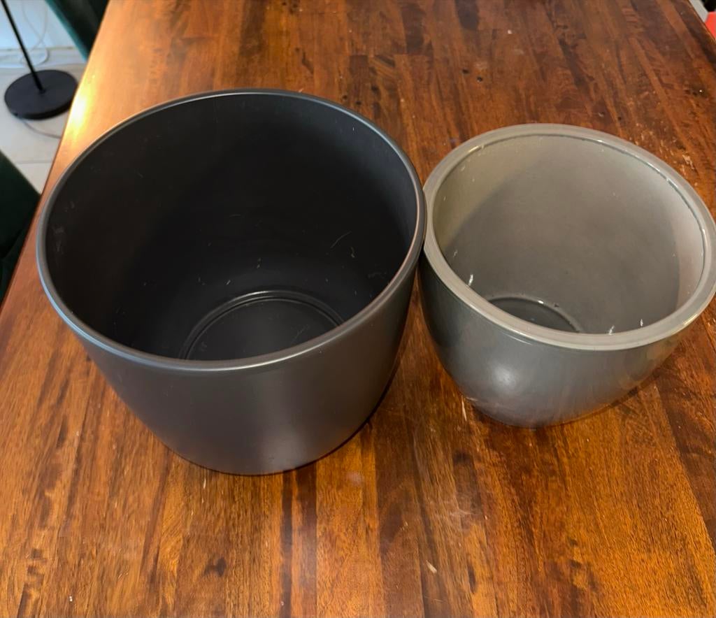 Twee bloempotten, donkergrijs en lichtgrijs, Tuin en Terras, Bloempotten, Overige materialen, Gebruikt, Rond, Binnen