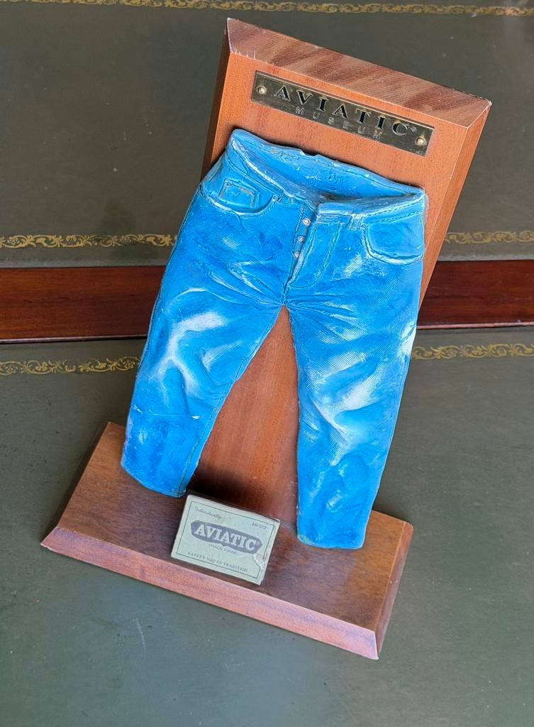 Vintage store display spijkerbroek merk Aviatic op steun!, Verzenden, Gebruikt, Reclamebord