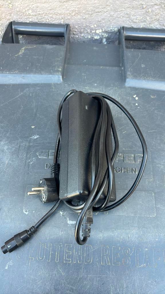 Goed werkende accu lader emotion sparta Batavus, Fietsen en Brommers, Ophalen, Zo goed als nieuw