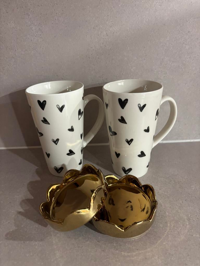 mokken met hartjes en gouden schoteltjes, Ophalen, Keramiek, Zo goed als nieuw, Overige stijlen