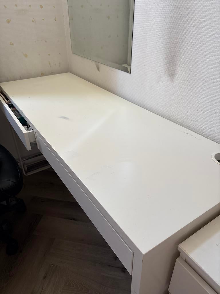 Wit IKEA bureau met lade en kabeldoorvoer, Huis en Inrichting, Bureaus, Ophalen, Overige typen, Gebruikt, Met lades