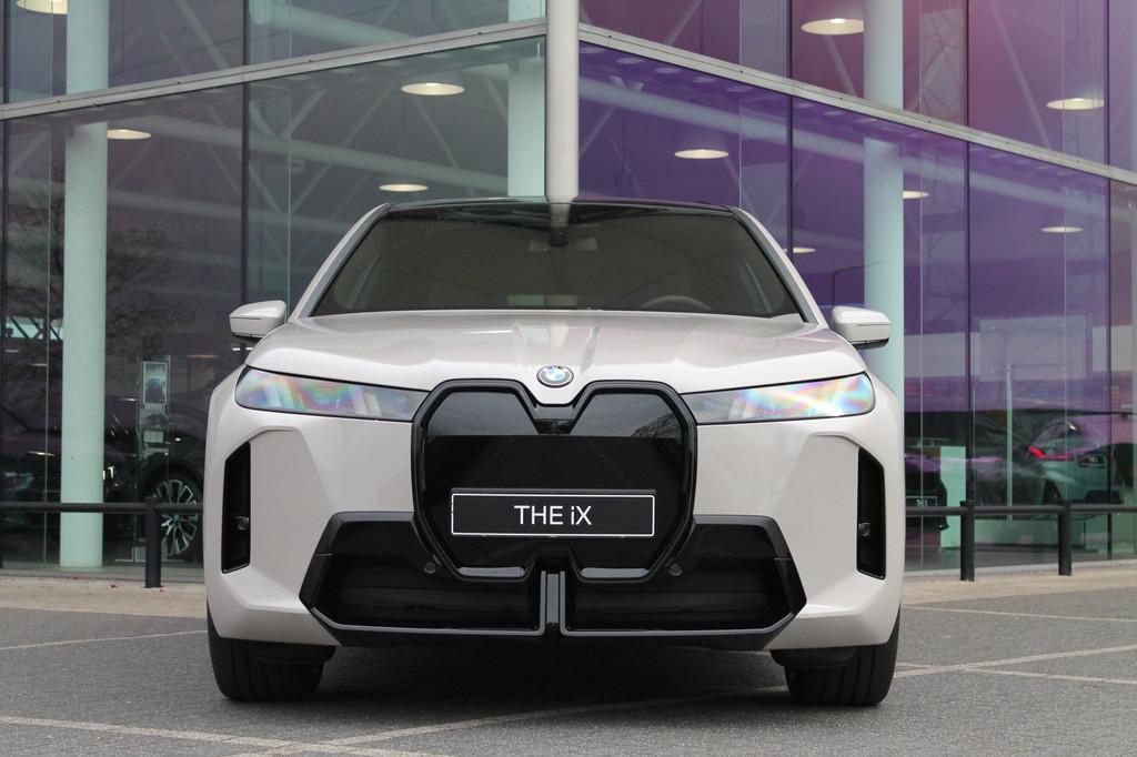 BMW iX xDrive60 M Sport / Panoramadak Sky Lounge / Trekhaak, IX, Leder, 2480 kg, SUV of Terreinwagen