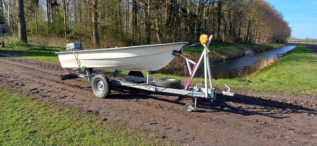 Beginners boot met 5pk motor en trailer, Watersport en Boten, Motorboten en Motorjachten, Ophalen of Verzenden, Zo goed als nieuw