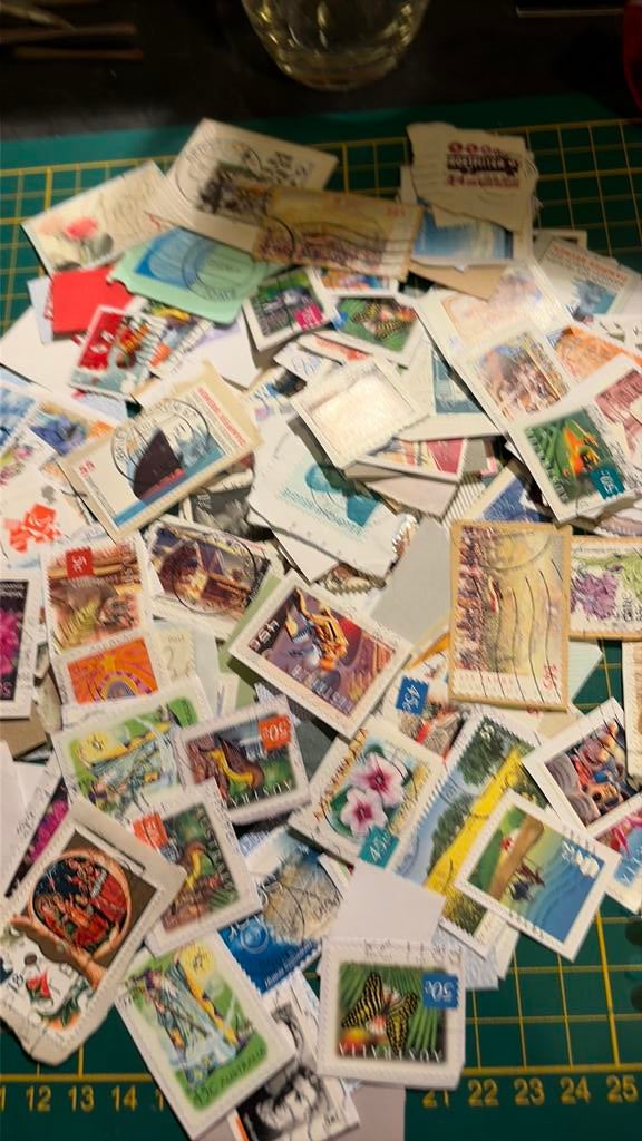 50 gram onafgeweekte postzegels gratis (12), Verzenden, Buitenland