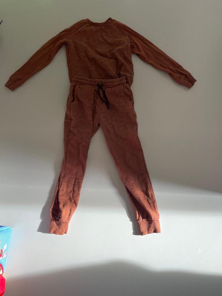 Bruin trainingspak - Maat 134, Ophalen, Gebruikt, Maat 134