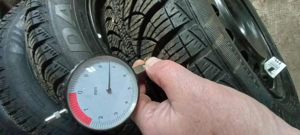 Set winterbanden Toyota Yaris vanaf 2020, Ophalen of Verzenden, Zo goed als nieuw, Staal, Oor- of Traguspiercing