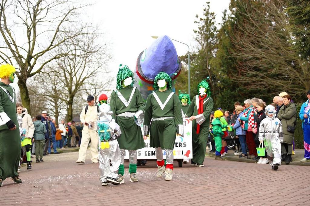 Alienpakken/ ruimtevaarders. Carnaval, loopgroep, optocht, Ophalen, Overige maten