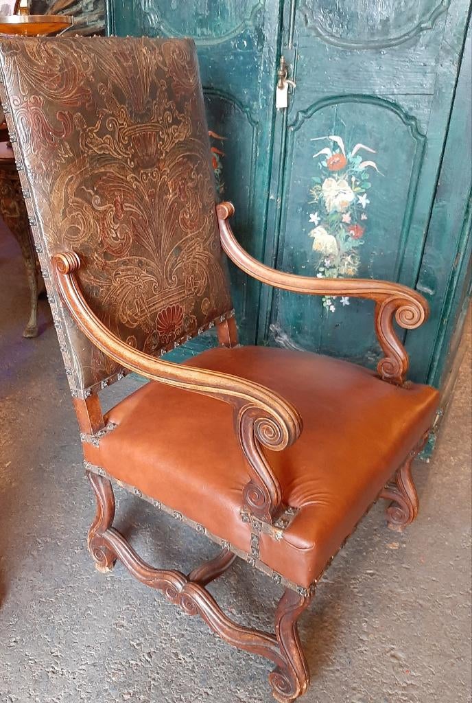 Echte antieke kasteel stoel / fauteuil met echt bewerkt leer, Ophalen, Gebruikt, 50 tot 75 cm, Leer