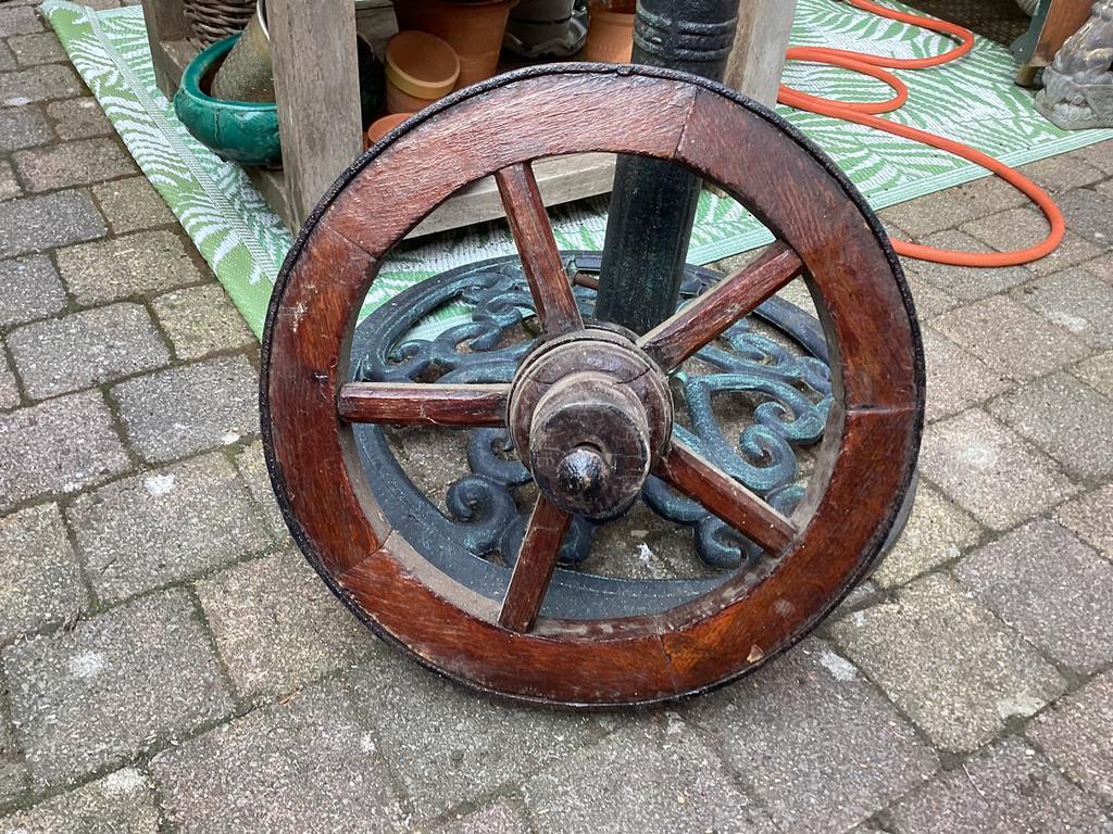 Antiek kruiwagenwiel 48 cm voor, € 32,50, Ophalen