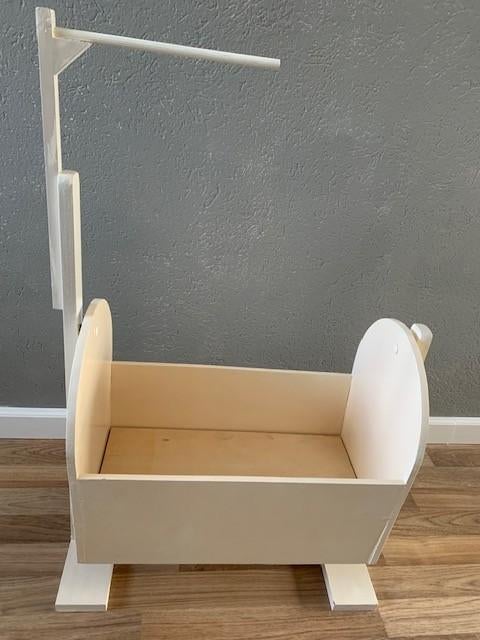 Houten poppenwieg, Ophalen, Zo goed als nieuw, Rij- of Hobbelspeelgoed