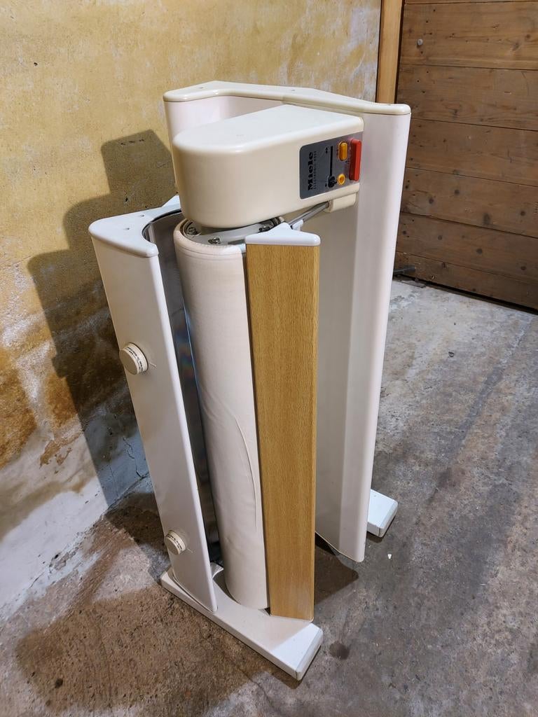 Miele B-864 professionele mangel machine
strijkmachine, Ophalen, Gebruikt, Strijkijzer met snoer